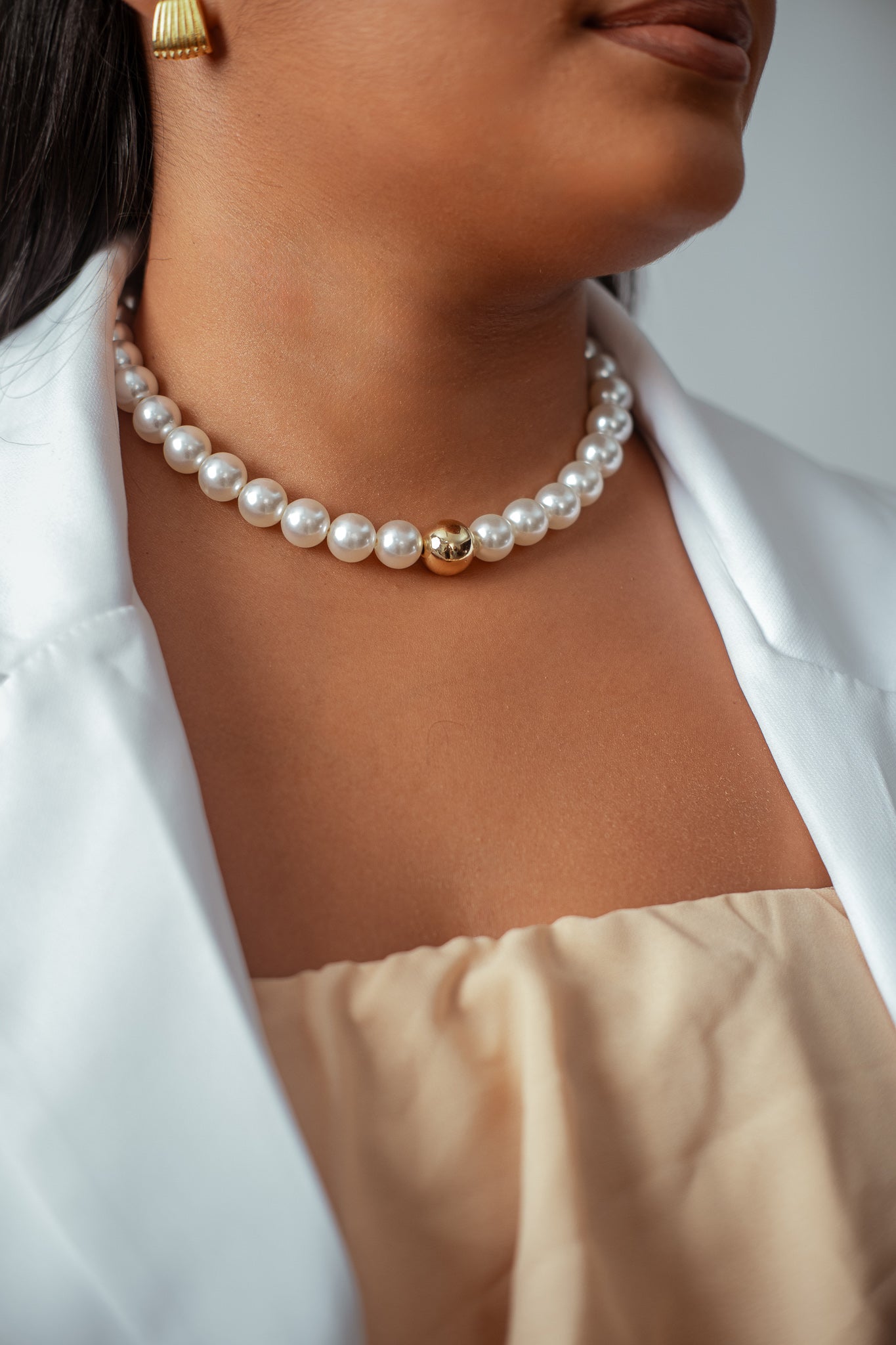 CHOCKER PÉROLAS COM ESFERA DOURADA